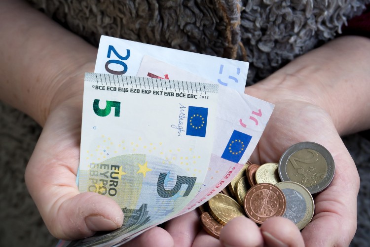 Rentenzahlung 2023 - in diesem Fallen können Rentner Tausende von Euro zurück zahlen müssen