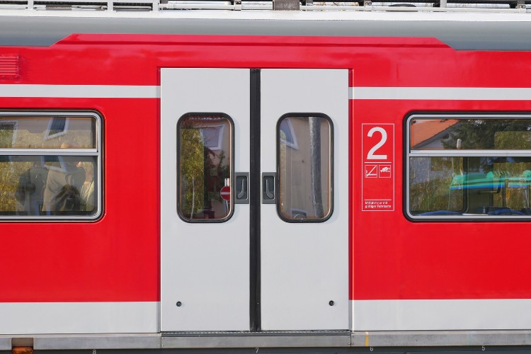 Verkehrsverbunds warnt: D-Ticket (49 Euro Ticket / Deutschland Ticket) droh Abschaffung - Millionen Pendler und Reisende betroffen